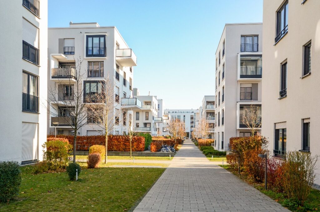 Stadtansicht mit Wohnhäusern im Spätherbst