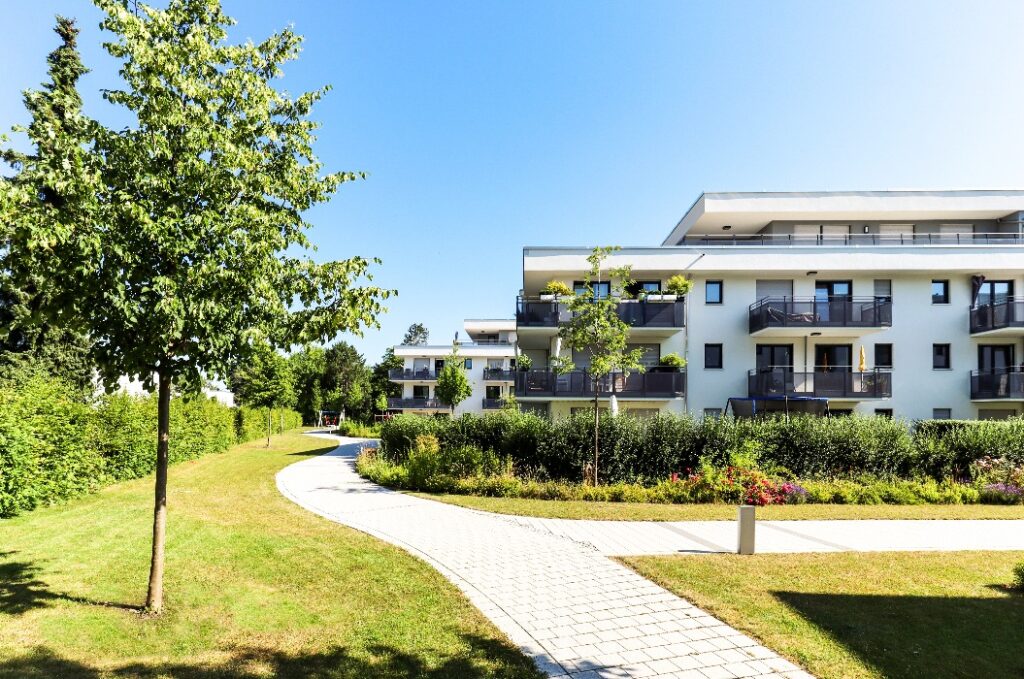 Wohngebiet mit Mehrfamilienhäusern in der Stadt